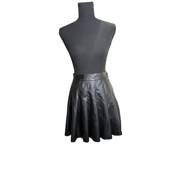 KENDALL + KYLIE Dresses & Skirts - Kendall + Kylie Skirt Womens Medium Black Excellent Pleated Faux‎ Leather Mini